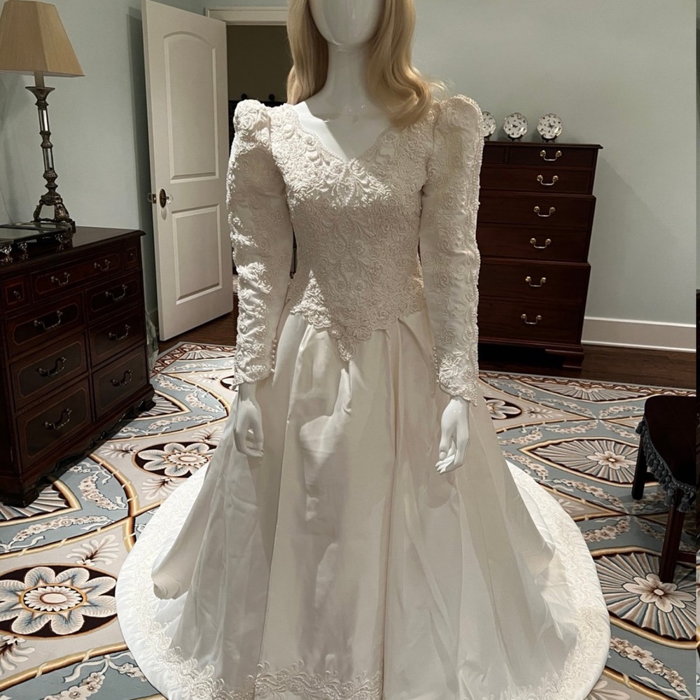 Elegant White Lace Wedding Dress